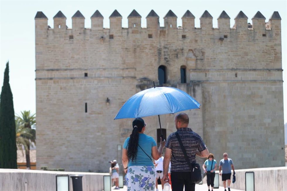 Ciudadanos y visitantes de Córdoba combaten las altas temperaturas en aumento, que la capital experimenta en las últimas jornadas.