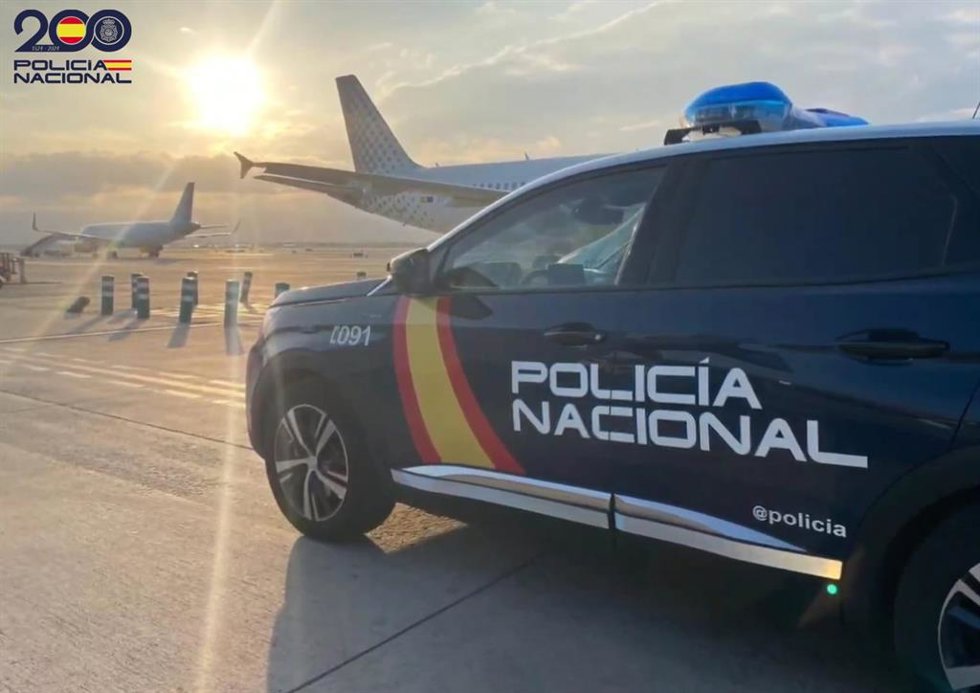 Archivo - Vehículo de la Policía Nacional en el aeropuerto de Barcelona
