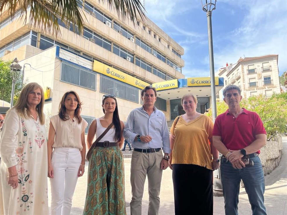 Concejales del PP junto a la sede central de Correos