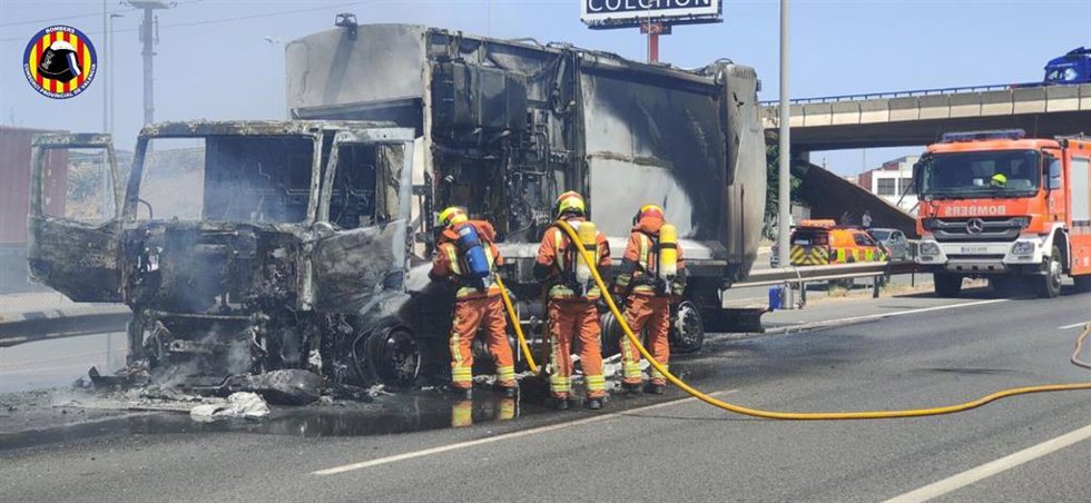 Extinguen el incendio de un camión de residuos en la A-3 a la altura de Xirivella