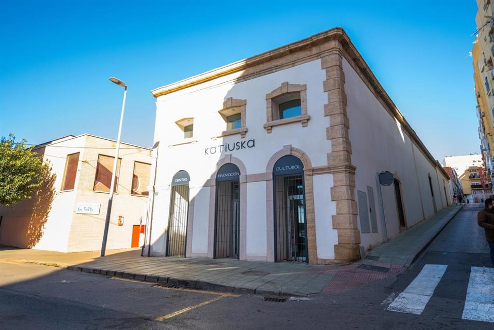 Archivo - Exterior del edificio Katiuska de Almería, uno de los refugios climáticos habilitados ante la alerta naranja por altas temperaturas.