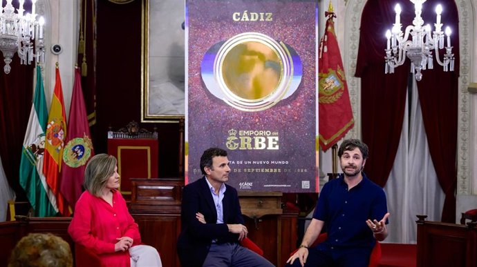 El alcalde de Cádiz, Bruno García, la teniente de alcalde de Cultura, Maite González, y el autor del cartel de 'Cádiz, el emporio del orbe', Alejandro Botubol.
