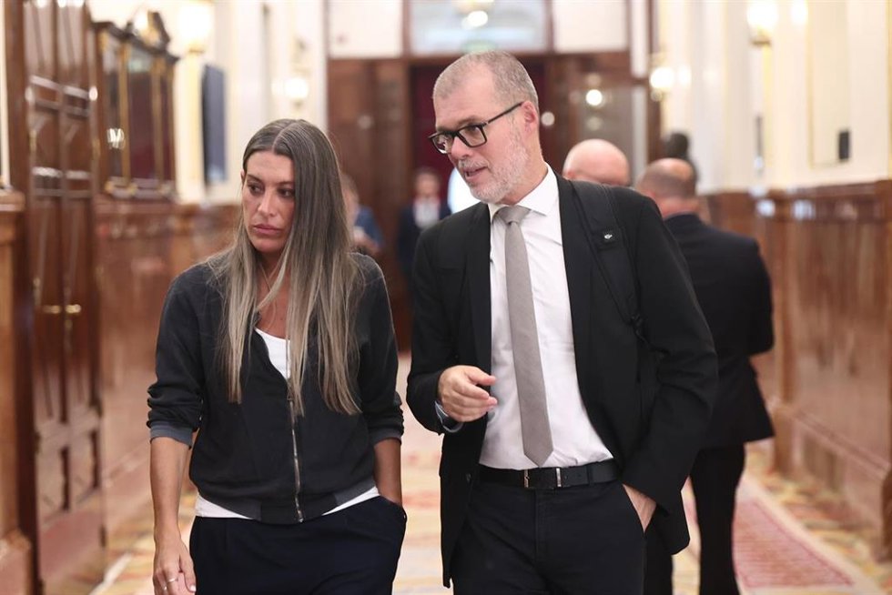 La portavoz de Junts, Miriam Nogueras, y el diputado de Junts, Josep Maria Cruset, durante una sesión plenaria