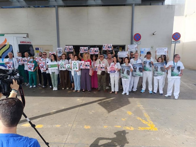 Los sindicatos se concentran en el Hospital Reina Sofía de Córdoba contra las agresiones a profesionales del SAS.