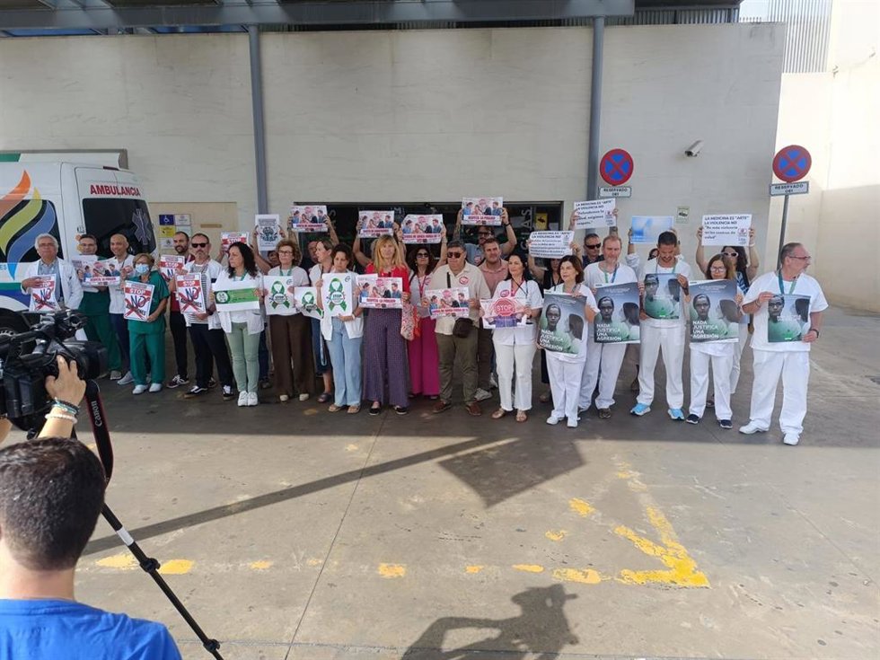 Los sindicatos se concentran en el Hospital Reina Sofía de Córdoba contra las agresiones a profesionales del SAS.