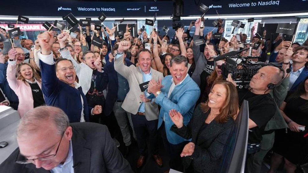 Varias personas durante el debut de SpaceX en la bolsa, en el Nasdaq, a 12 de junio de 2026, en Nueva York (Estados Unidos). 