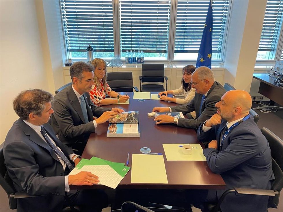 El consejero en funciones de Agricultura, Pesca, Agua y Desarrollo Rural, Ramón Fernández-Pacheco, en un encuentro con el comisario europeo de Pesca y Océanos, Costas Kadis, en el marco del Consejo Agrifish que se celebra en Luxemburgo.