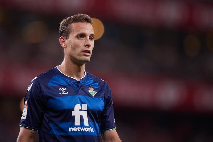 Archivo - Arquivo - Sergio Canales, do Real Betis Balompie, observa durante a partida da La Liga Santander entre o Athletic Club e o Real Betis Balompie, em San Mamés, em 4 de maio de 2023, em Bilbau, Espanha.