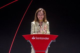 Archivo - La presidenta de Banco Santander, Ana Botín, durante la clausura de su programa solidario “Euros de tu Nómina”, a 12 de mayo de 2026, en Madrid (España). El acto está marcado por la conmemoración del 20 aniversario de esta iniciativa.