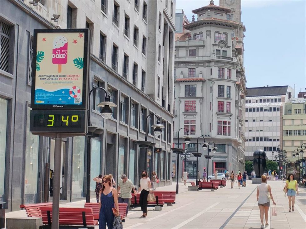 Archivo - Ola de calor en Oviedo. Termómetro 34 grados en Oviedo.