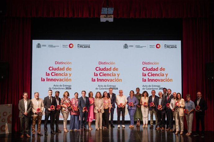 Representantes de los municipios premiados por el Ministerio de Ciencia, Innovación y Universidades