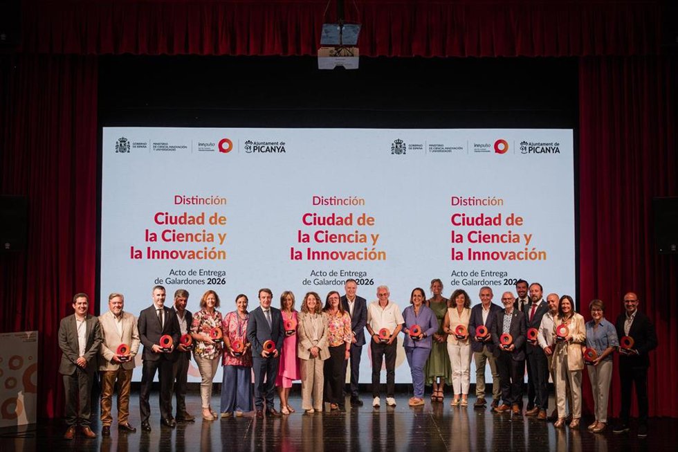 Representantes de los municipios premiados por el Ministerio de Ciencia, Innovación y Universidades