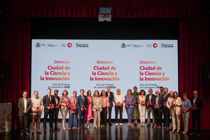 Representantes de los municipios premiados por el Ministerio de Ciencia, Innovación y Universidades