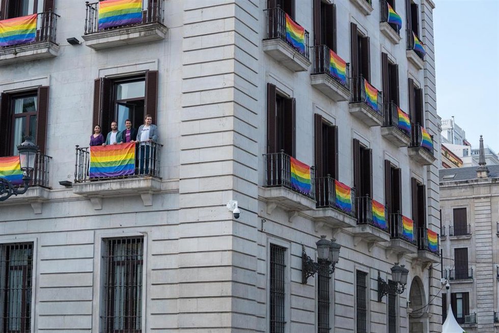 La Delegación del Gobierno se suma a la comunidad LGTBI+ engalanando su fachada con banderolas arcoíris