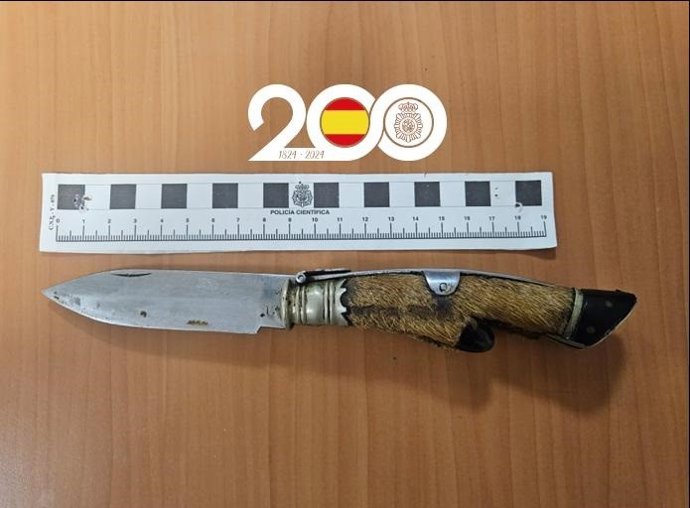 Cuchillo requisado al detenido en Valladolid por amenazar a tres jóvenes.
