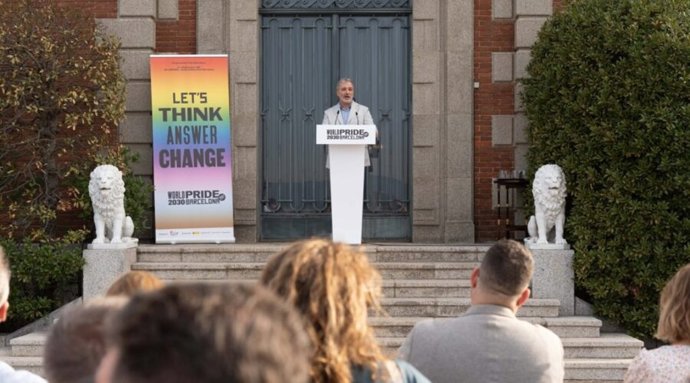 Collboni habla durante el acto.