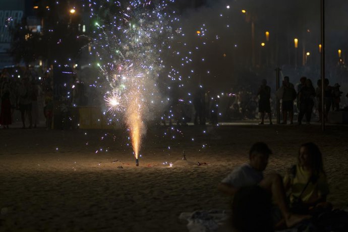 Archivo - Arxivo - La platja de la Barceloneta, durant la revetlla de Sant Joan, a 23 de juny de 2025, a Barcelona