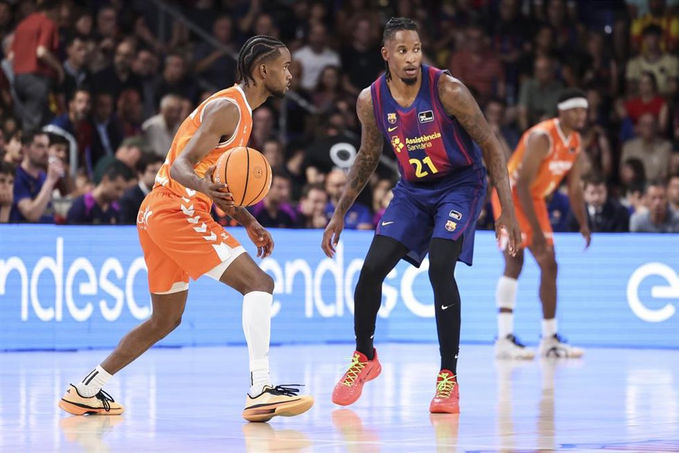Jean Montero ante Will Clyburn en el tercer partido de la final de la Liga Endesa, disputado en el Palau Blaugrana