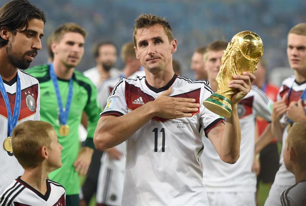 Archivo - Miroslav Klose posa con el trofeo de campeón del mundo en Brasil 2014