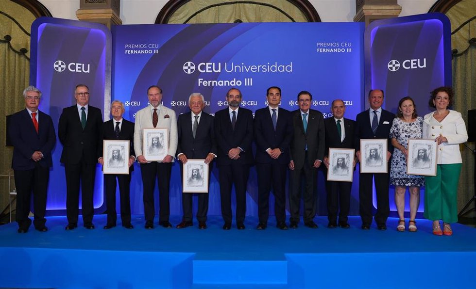 Foto familiar de la VIII edición de los Premios CEU Fernando III.