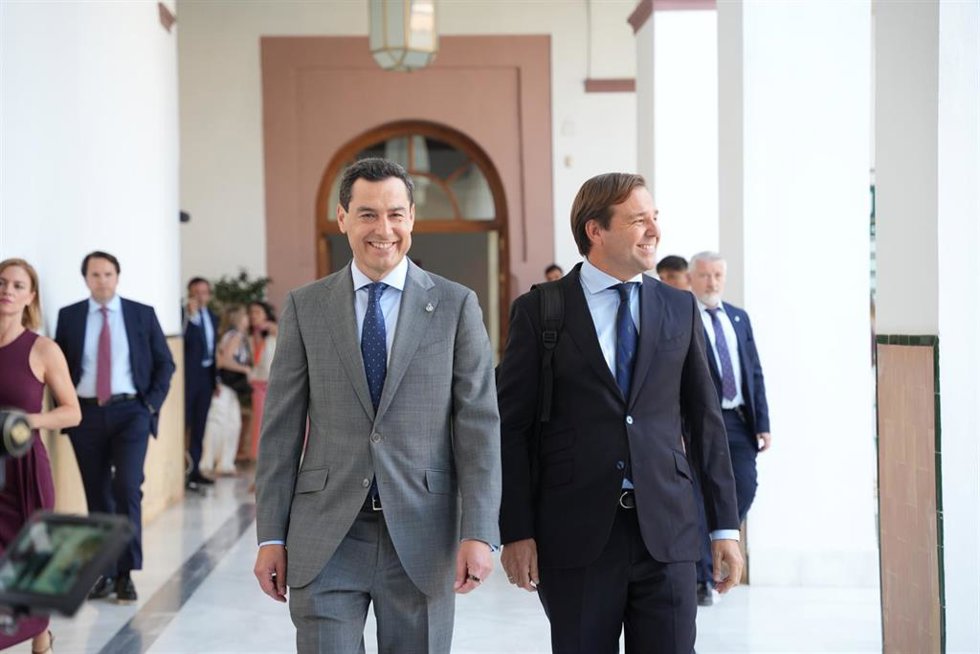 El presidente en funciones de la Junta de Andalucía, Juanma Moreno, junto al secretario general del PP-A, Antonio Repullo. Imagen de archivo.