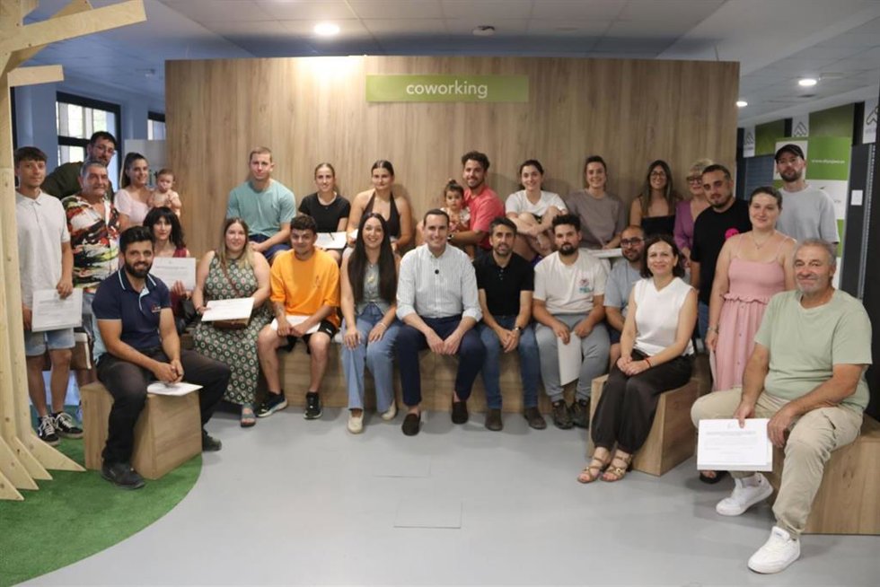 El presidente de la Diputación de Jaén, Juan Latorre, en la entrega de las ayudas.