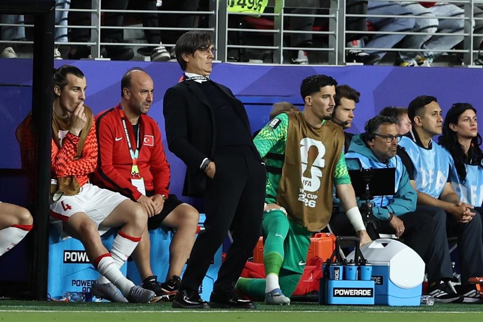  El seleccionador de Turquía, Vincenzo Montella, gesticula desde la banda durante el partido ante Paraguay del Mundial 2026