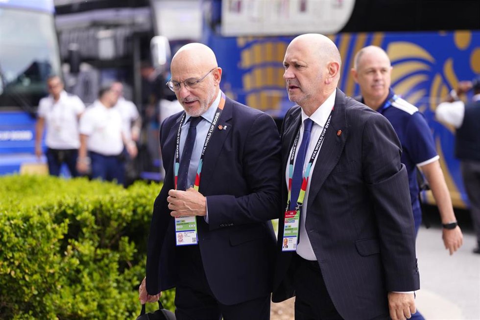 Rafael Louzán junto al seleccionador nacional Luis de la Fuente antes del España-Arabia Saudí del Mundial 2026
