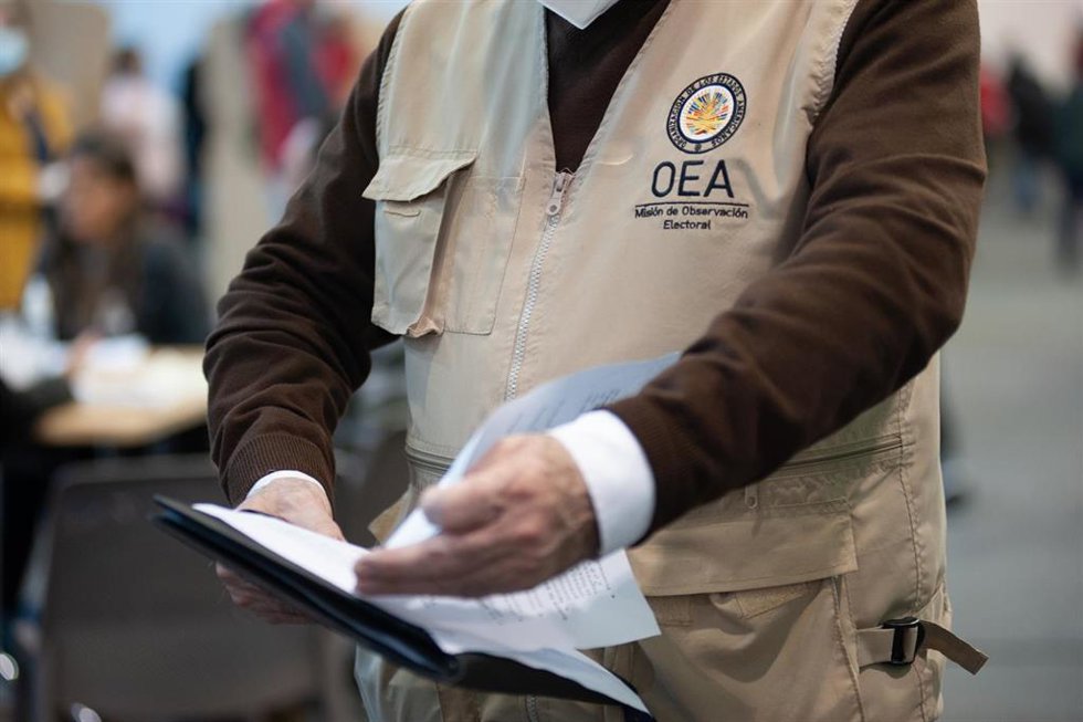 Archivo - Un miembro de la OEA verifica las elecciones durante las elecciones presidenciales en Colombia