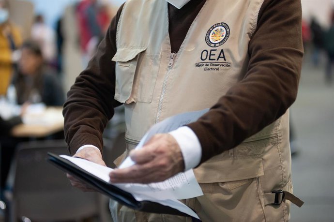 Archivo - May 29, 2022, Bogota, Cundinamarca, Colombia: A member of the OAS verifies the elections during the 2022 Presidential elections in Bogota, Colombia on May 29, 2022. Photo by: Chepa Beltran/Long Visual Press