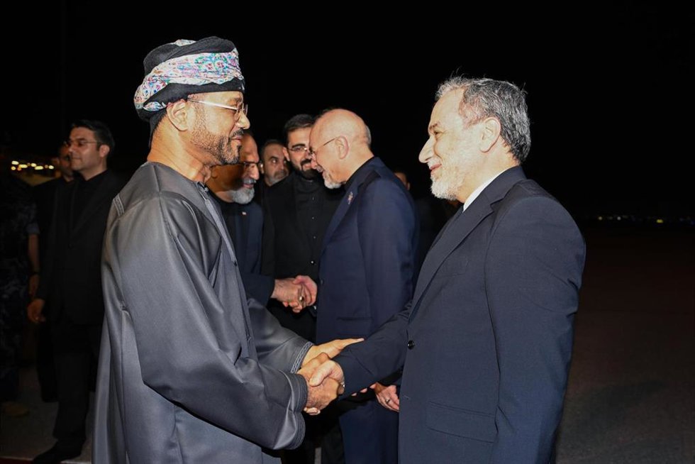 El ministro de Exteriores de Omán, Badr al Busaidi, saluda a su par iraní, Abbas Araqchi, a su llegada a Mascate junto al principal negociador iraní y presidente del Parlamento, Mohamad Baqer Qalibaf
