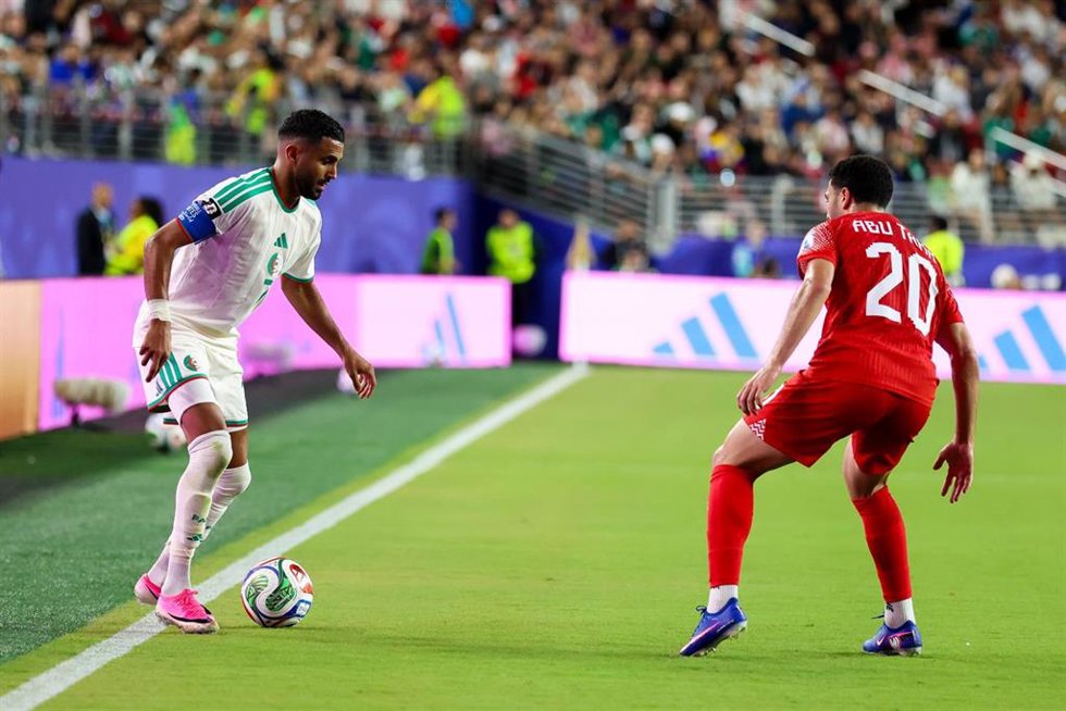 El argelino Riyad Mahrez y el jordano Mohannad Abu Taha luchan por el balón durante el partido del Grupo J del Mundial 2026 entre Jordania y Argelia en el Estadio Bahía de San Francisco