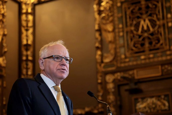 Archivo - Arquivo - 23 de abril de 2026: Em uma declaração sobre o livro, o governador Tim Walz destacou a “compaixão, coragem e resiliência” demonstradas pelos habitantes de Minnesota durante a operação federal de imigração.