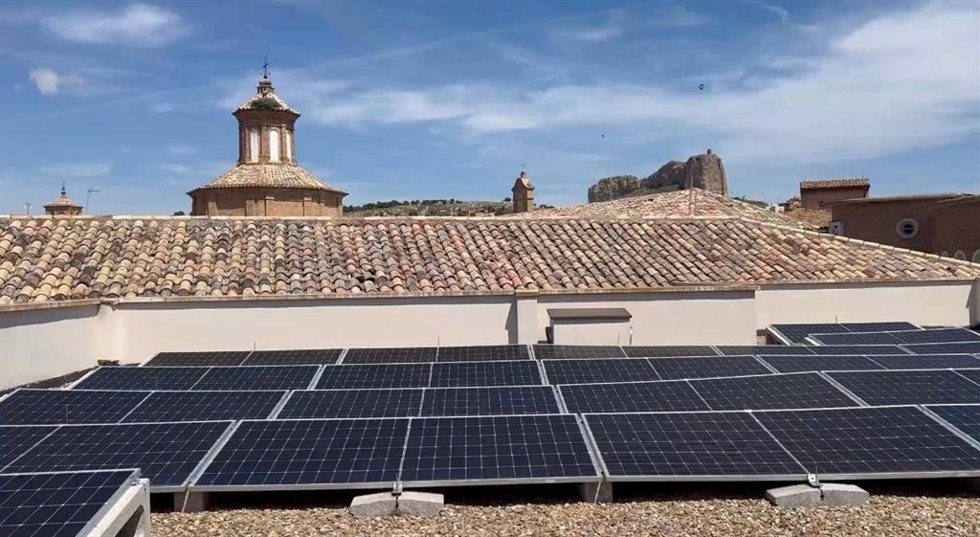 Placas solares en un tejado de Borja (Zaragoza).