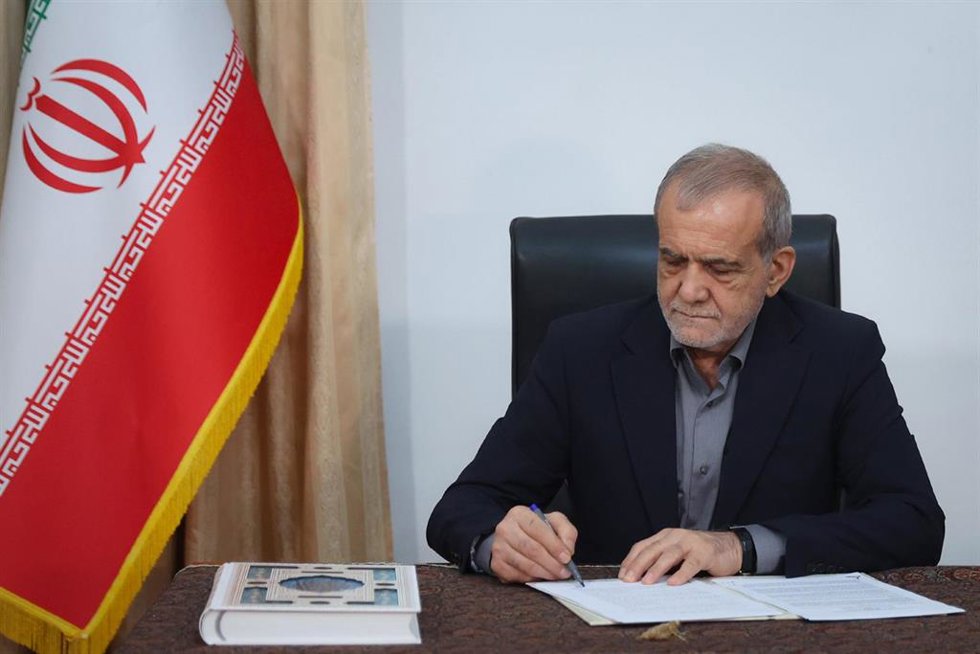 El presidente de Irán, Masud Pezeshkian, durante la firma del memorando de entendimiento con Estados Unidos (archivo)