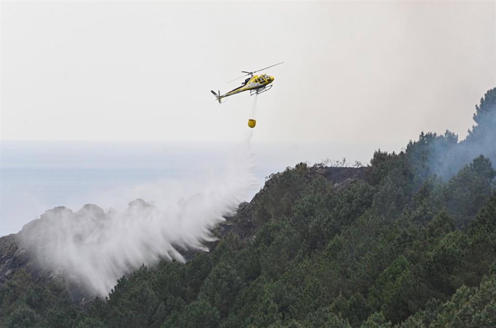 Archivo - Un helicóptero en las labores de extinción un incendio en un bosque