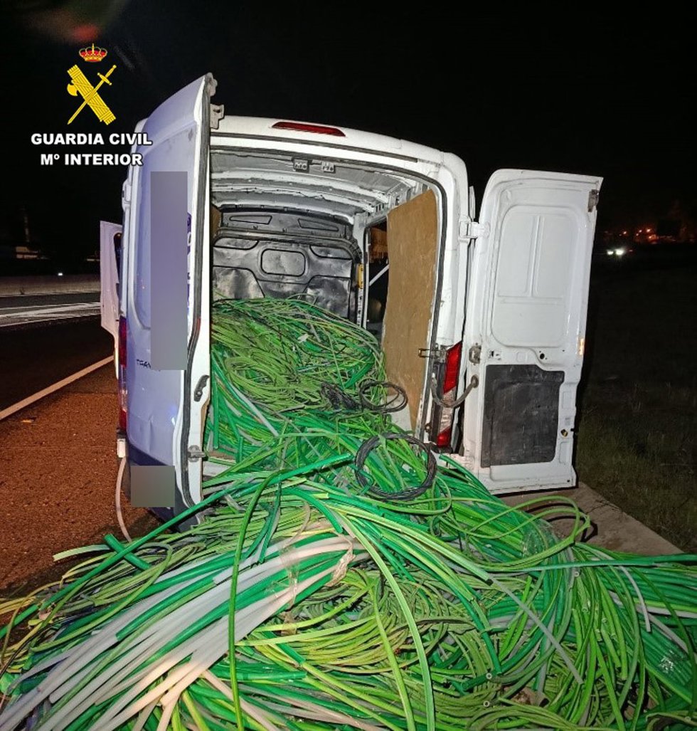 Furgoneta con el cable sustraído.