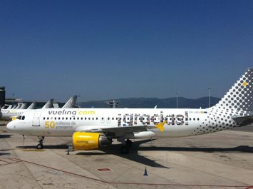 Archivo - Avión de Vueling.