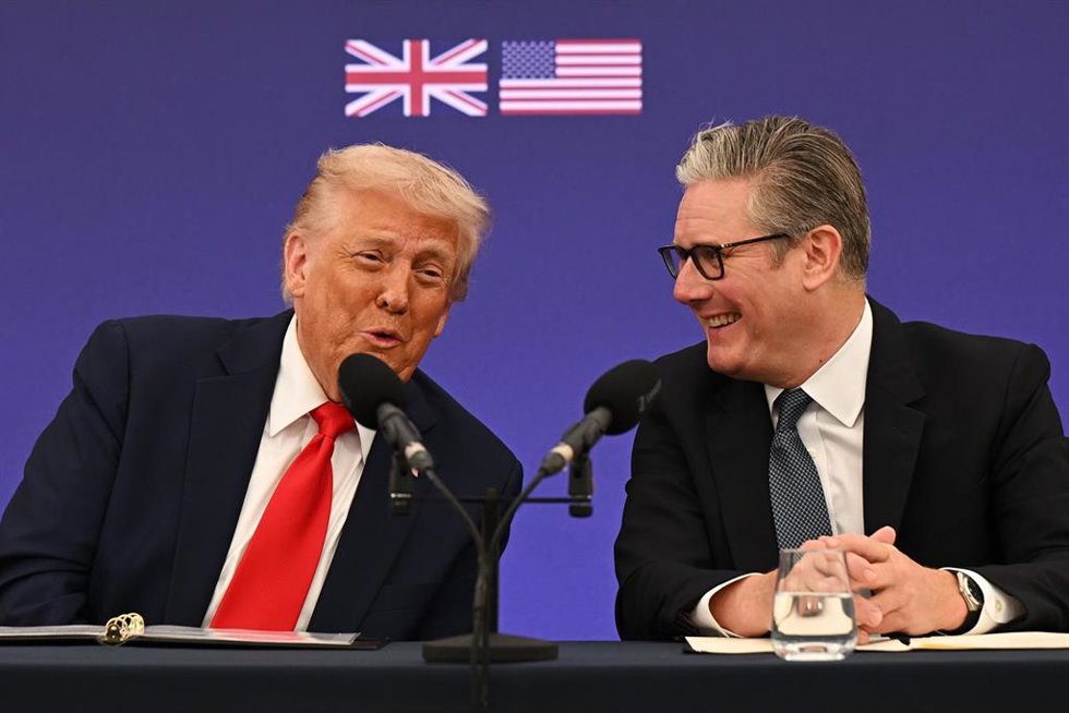 Archivo - El presidente de Estados Unidos, Donald Trump (izquierda), y el primer ministro de Reino Unido, Keir Starmer (derecha), durante una conferencia en Chequers en septiembre de 2025 (archivo)