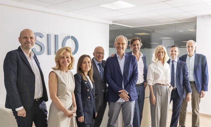Los socios de SILO, con Pilar Luaces, tercera por la izquierda.