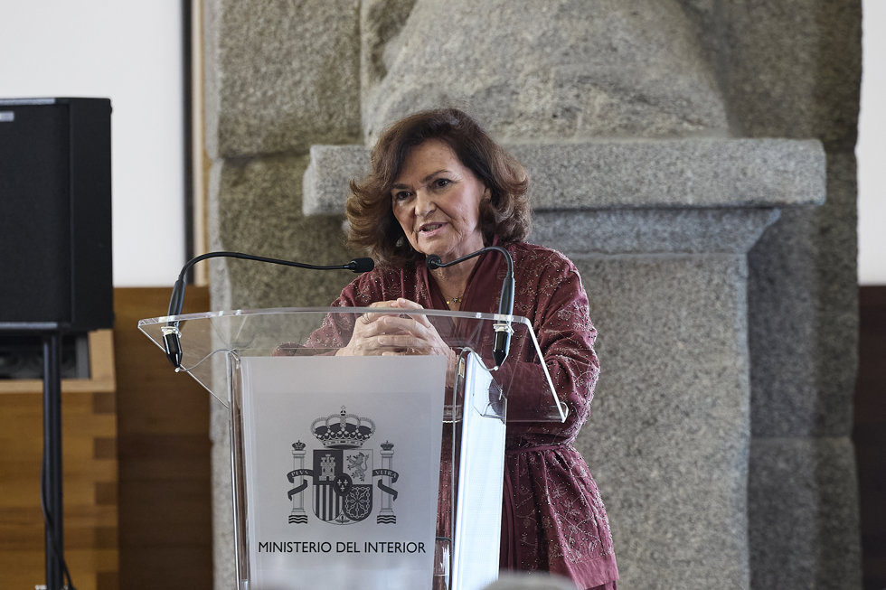 La presidenta del Consejo de Estado y exvicepresidenta primera del Gobierno, Carmen Calvo, interviene durante el acto de entrega de las medallas al Mérito de la Seguridad del Ministerio del Interior, en el claustro de los Jerónimos del Museo del Prado, 