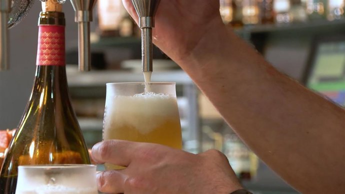 Archivo - Camarero echando una cerveza