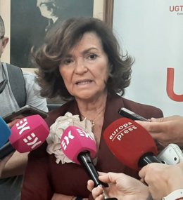 Archivo - Arquivo - A ex-vice-presidente do Governo, Carmen Calvo, em declarações à imprensa por ocasião da cerimônia de entrega dos Prêmios 1º de Maio da UGT Extremadura 2026