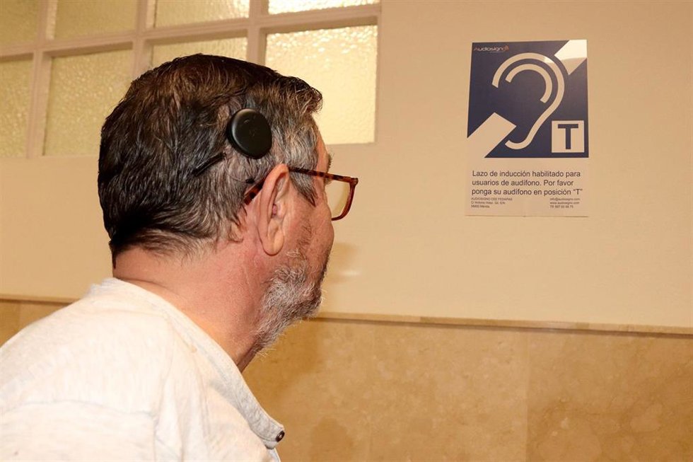 Archivo - Sevilla.- El Macarena incorpora el sistema de bucle magnético para mejorar la comunicación con las personas sordas