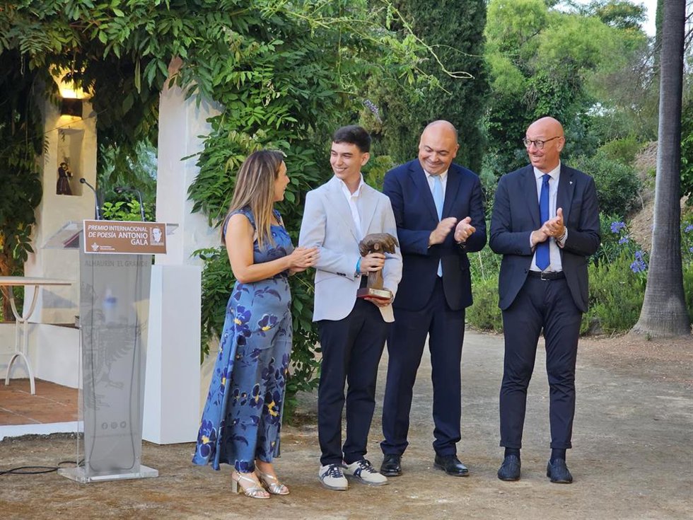 Entrega del premi de poesía 'Antonio Gala' al estudiante de la Universidad de Oviedo Iker Andrés Escudero