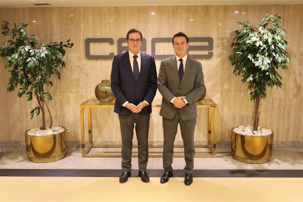 El presidente de CEOE, Antonio Garamendi y el director general de Pluxee España, Gabriel Rotella.
