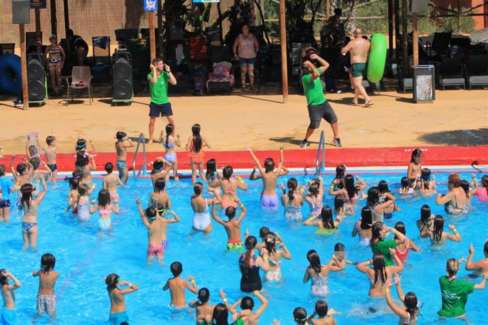 Un grupo de niños participando en una de las actividades de Aqua Natura Murcia