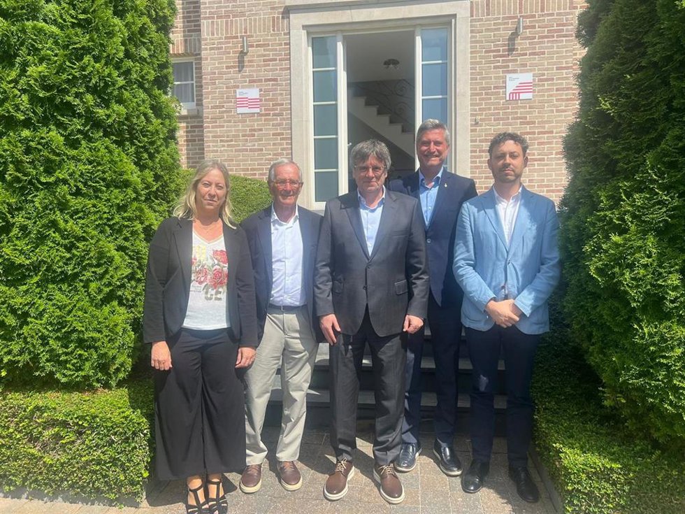 Archivo - El exalcalde de Barcelona Xavier Trias con el actual líder de Junts en el Ayuntamiento, Jordi Martí y los concejales Neus Munté y Joan Rodríguez, junto al expresidente de la Generalitat Carles Puigdemont.