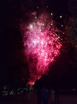 Archivo - Fuegos artificiales en una celebración anterior de la Noche de San Juan en la capital leonesa.