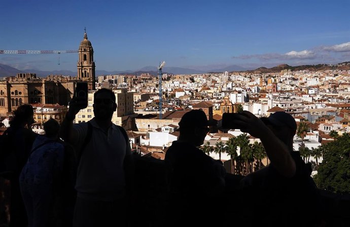 Archivo - Turista visitando la ciudad 